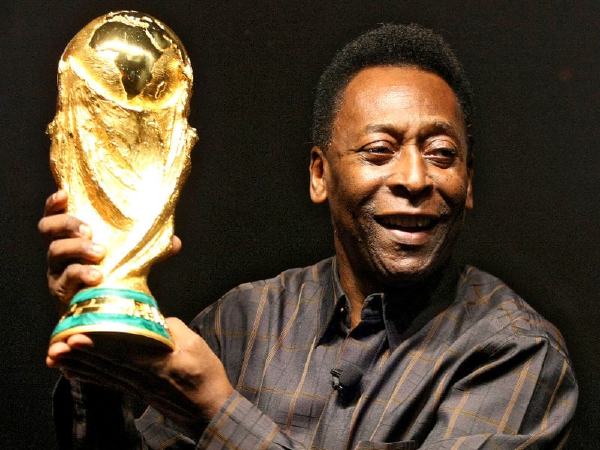 Trong suốt sự nghiệp của mình, Pelé đã mặc chiếc áo số 10 cho mọi đội bóng mà ông thi đấu